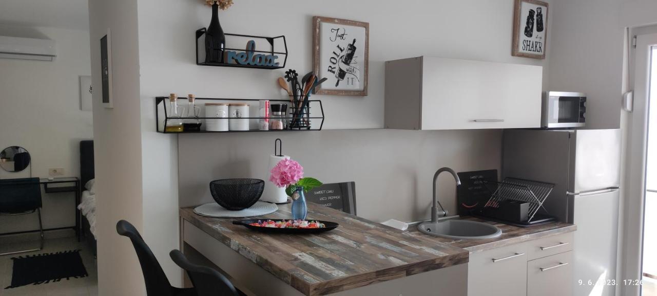 Riviera Rooms And Apartments Palit Екстериор снимка